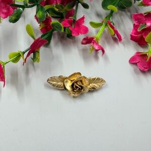 Giovanni Signed Gold Plated Rosebud Floral Brooch